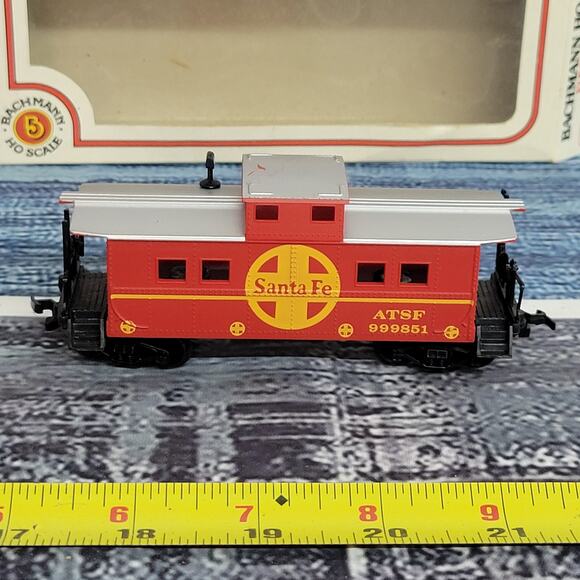 Bachmann H.O scale ATSF Santa Fe caboose train car red/silver - Picture 6 of 8